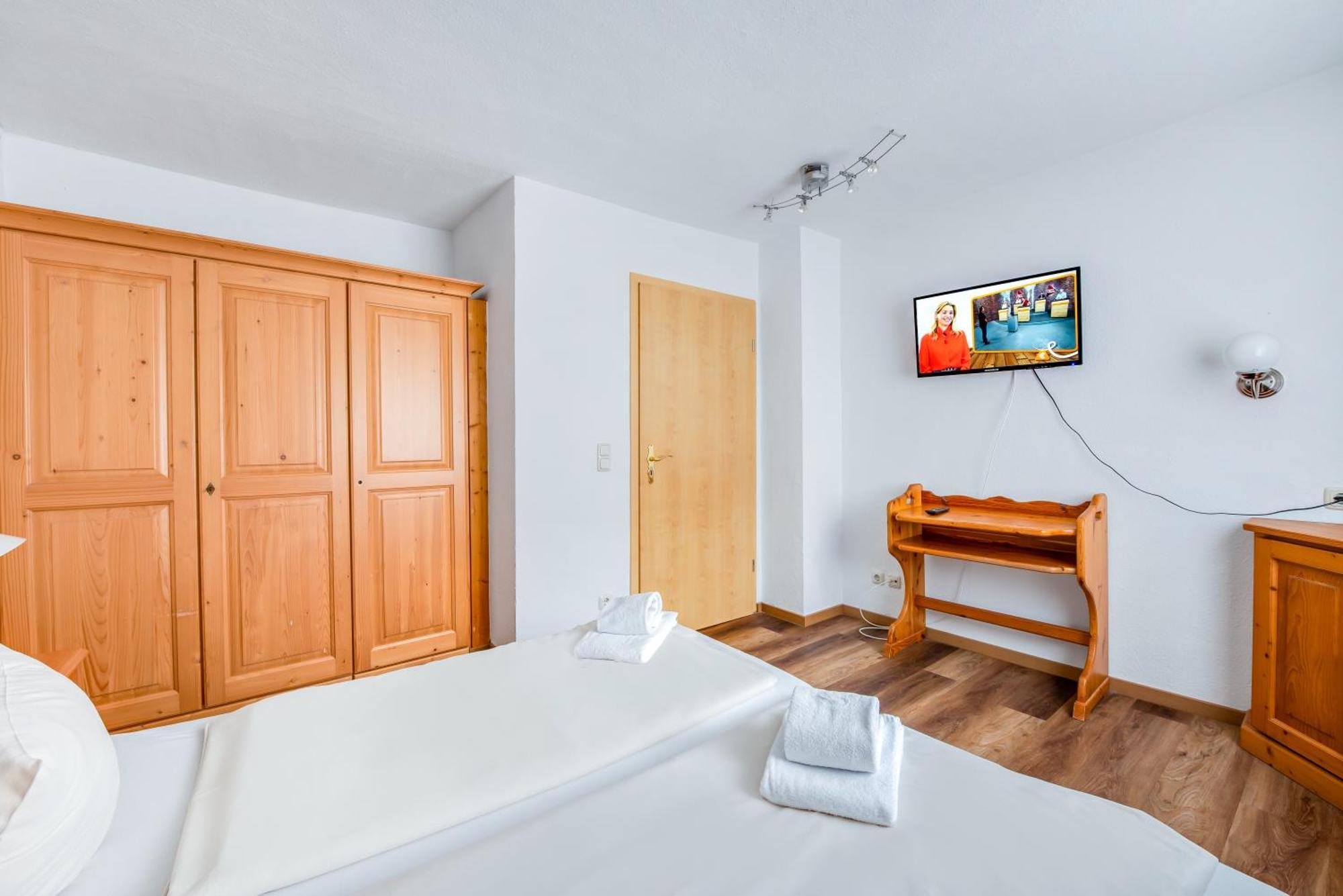 Hotel Garni Nuss Грайнау Экстерьер фото